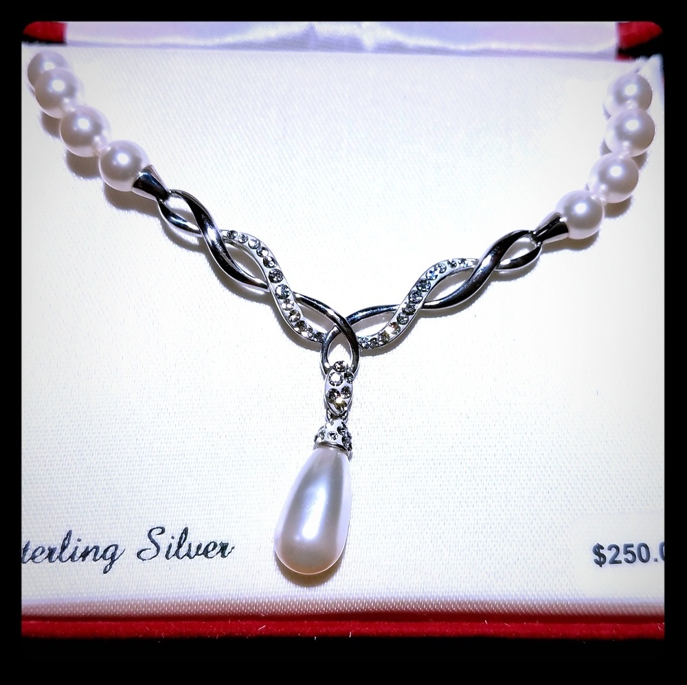 Artistique Necklace w/ Swarovski Crystals
